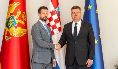 Milatović poklanja Milanoviću kopiju Njego&scaron;evog pisma banu Jelačiću