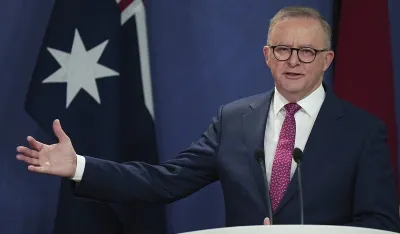 Australijski premijer pao sa bine dok je pozirao pred fotografima