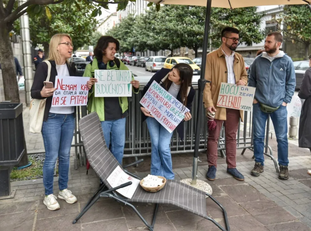 Protest ispred Skup&scaron;tine