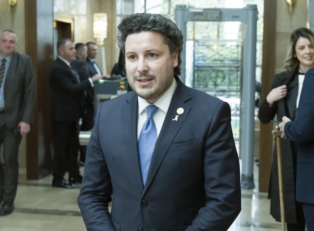 URA: Nova Spajićeva manipulacija, Abazović inicirao zabranu skladi&scaron;tenja cigareta u bescarinskoj zoni Luke Bar