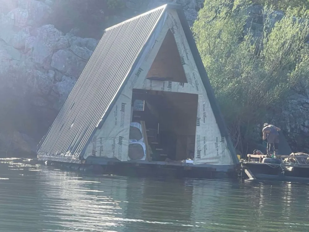 NPCG: Nastavljena nelegalna gradnja plutajućih objekata u NP Skadarsko jezero, inspekcije tvrde da su nenadležne