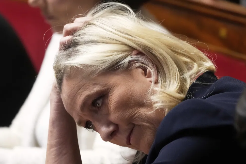 Nakon osuđujuće presude Le Penovoj oduzeti svi mandati osim lokalnog