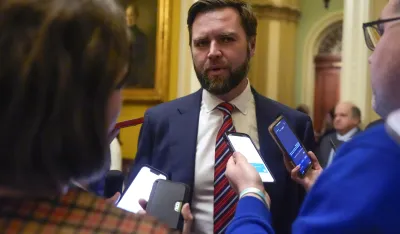 Džej Di Ve4ns, američki sekretar, na konferciji za novinare. (AP Photo/Mark Schiefelbein)