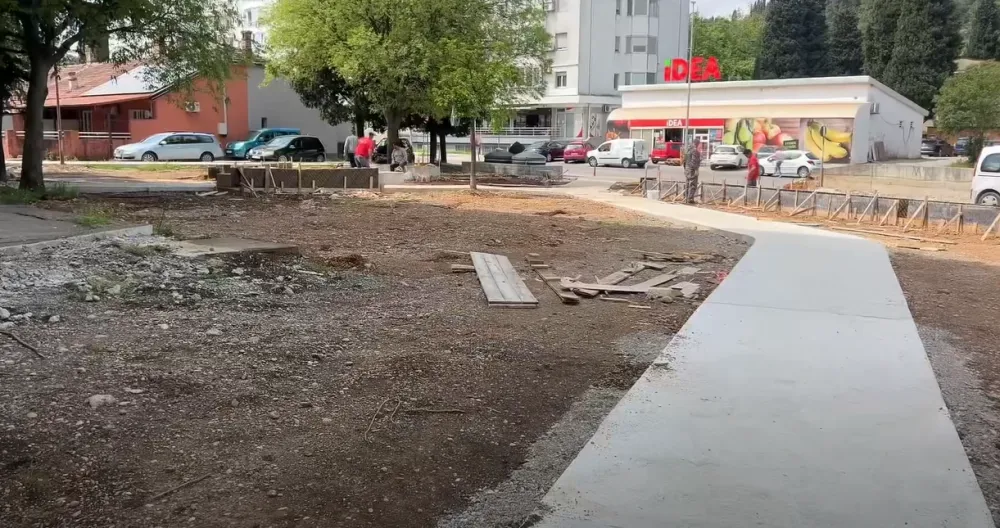 Preko puta doma zdravlja na Pobrežju betoniraju staze