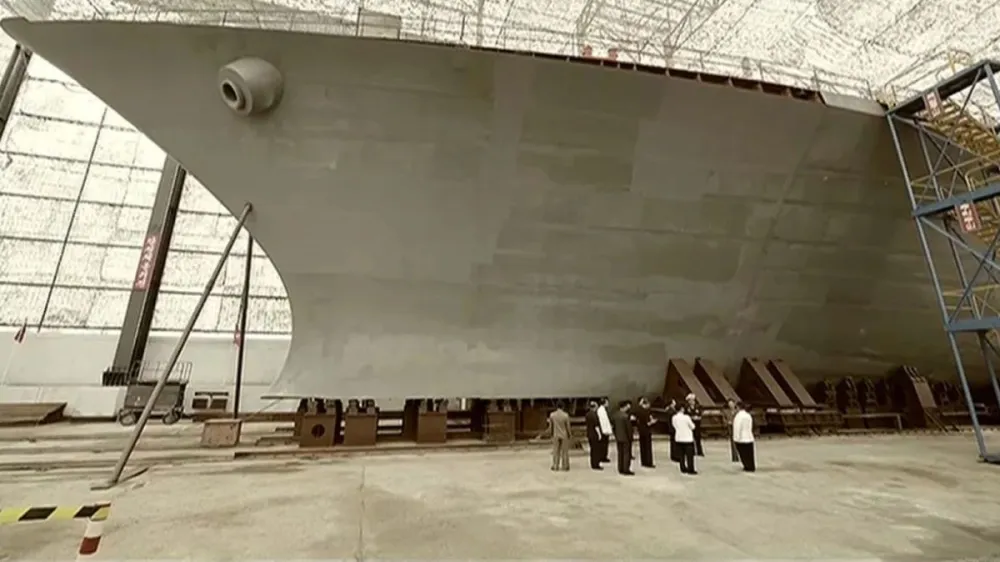 (FOTO) Sjeverna Koreja predstavila novi gigantski ratni brod od 5.000 tona