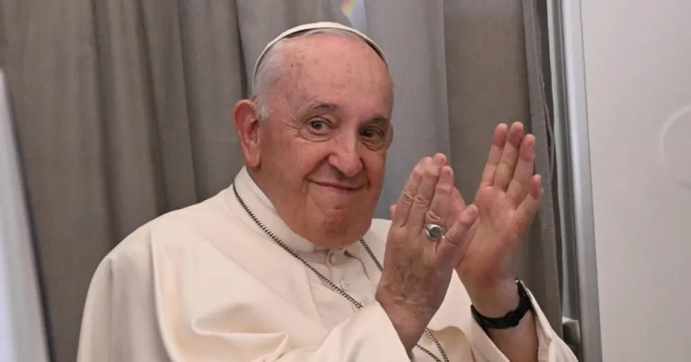 (VIDEO) Kako je živio papa Franjo: Jednostavne cipele, plastični satovi i plavi ford fokus