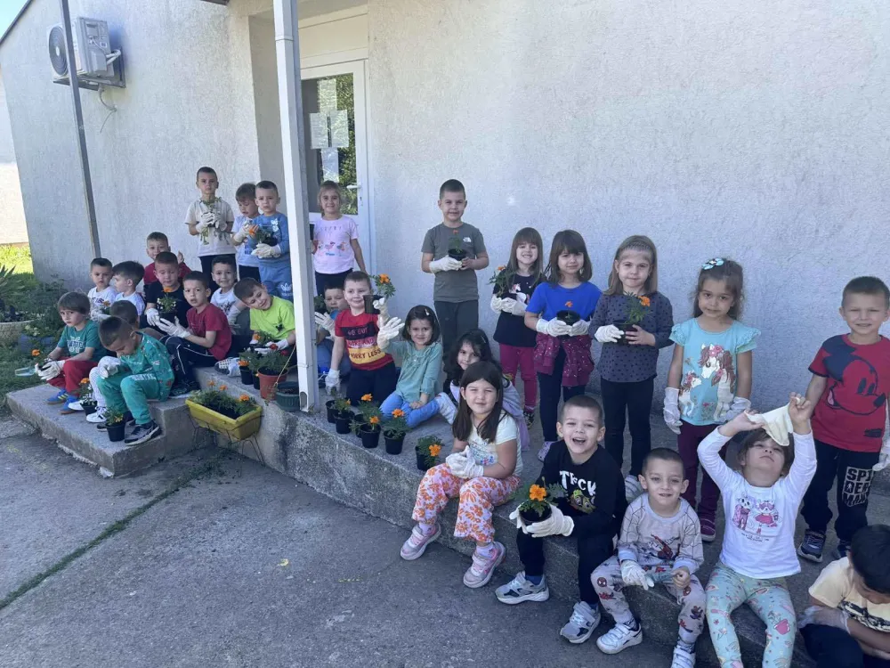 Dvori&scaron;te vrtića "Mogli" uljep&scaron;ali lejama cvijeća