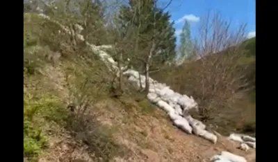 Pod okriljem noći izbačeno četrdeset džakova: Lomača progutala preko 200 kilograma vune