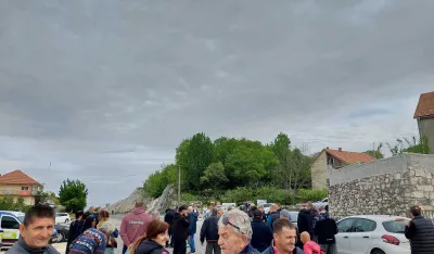 Cetinjani poručuju da se s puta neće skloniti dok ne dobiju odgovore od nadležnih