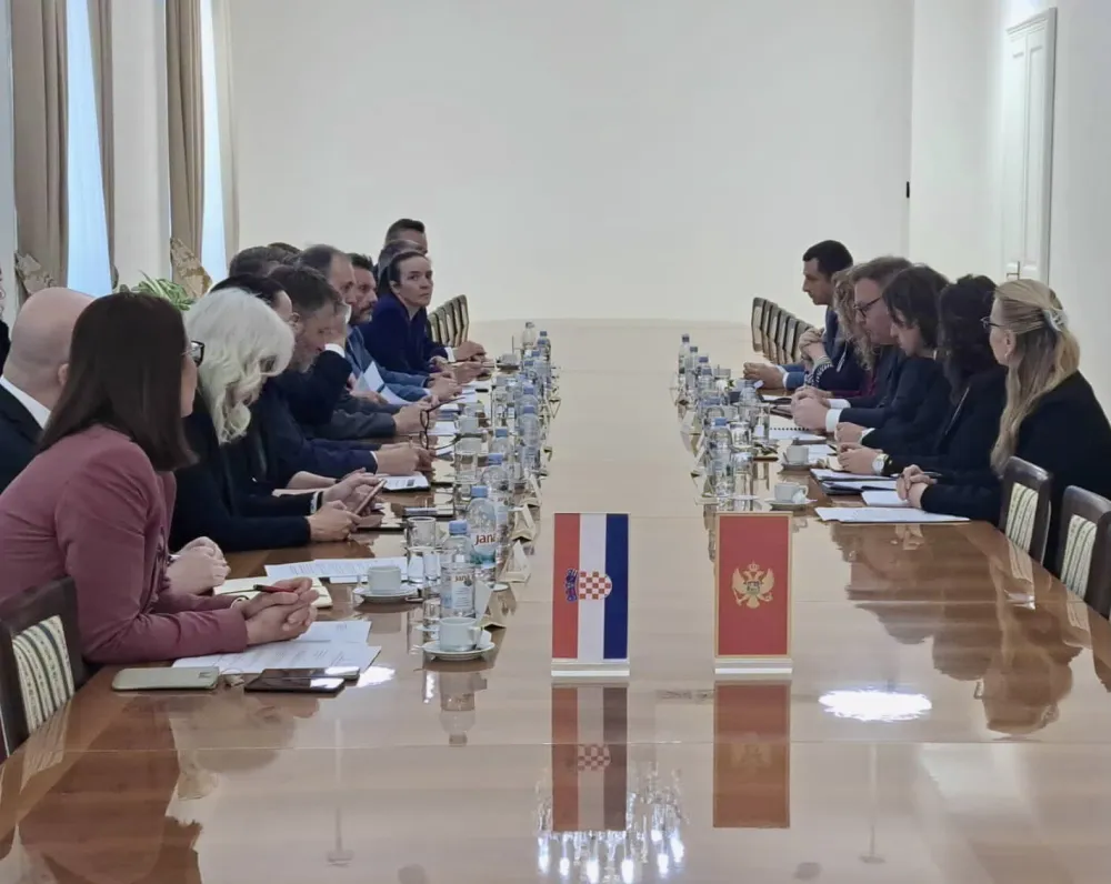 Bilateralne konsultacije između Crne Gore i Republike Hrvatske, koje su vodili državni sekretar u Ministarstvu vanjskih poslova Crne Gore Peri&scaron;a Kastratović i državni sekretar u Ministarstvu vanjskih i evropskih poslova Hrvatske Frano Matu&scaron;ić, održane su danas u Zagrebu.