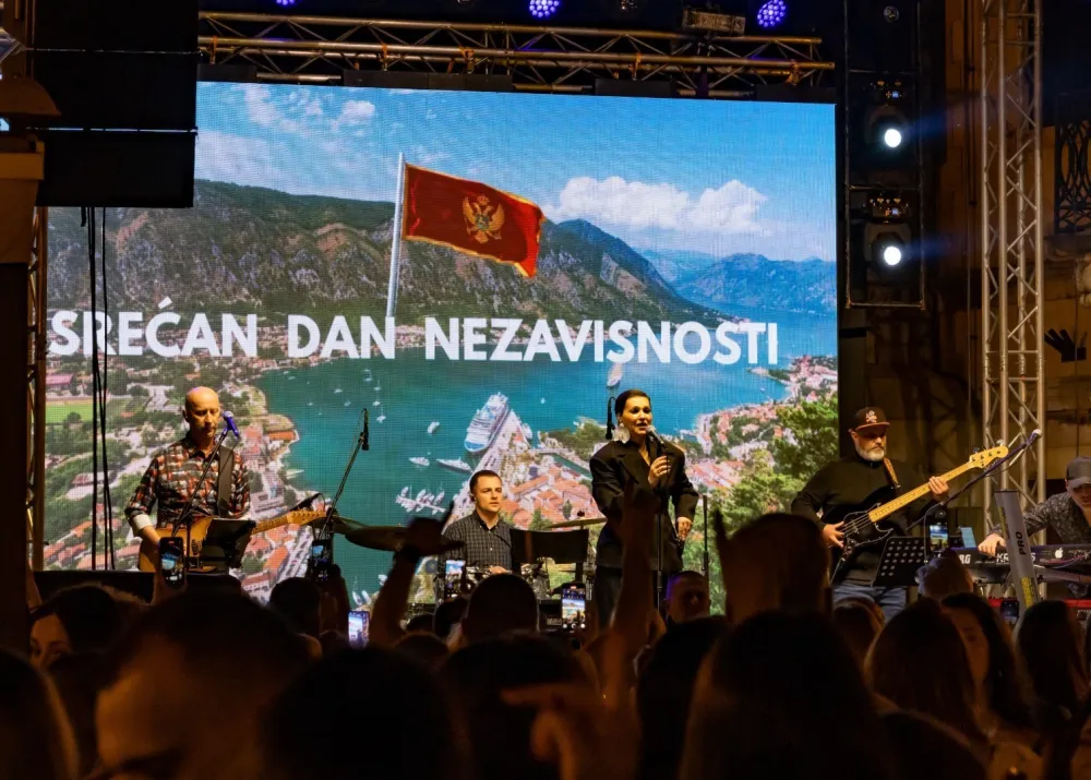 (FOTO/VIDEO) Dan nezavisnosti svečano proslavljen u Kotoru uz koncert Nine Badrić