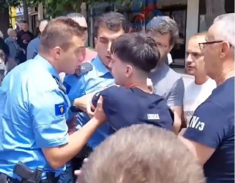 (VIDEO) Incident u Kosovskoj Mitrovici: Policajac hvatao za vrat i maltretirao srpskog maturanta, spasili ga građani i profesori