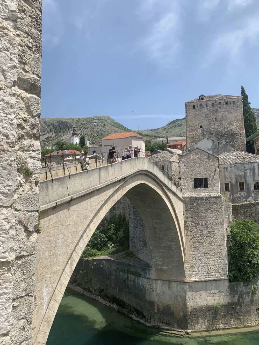 (FOTO) Betonska kocka pala s vrha zgrade u Mostaru