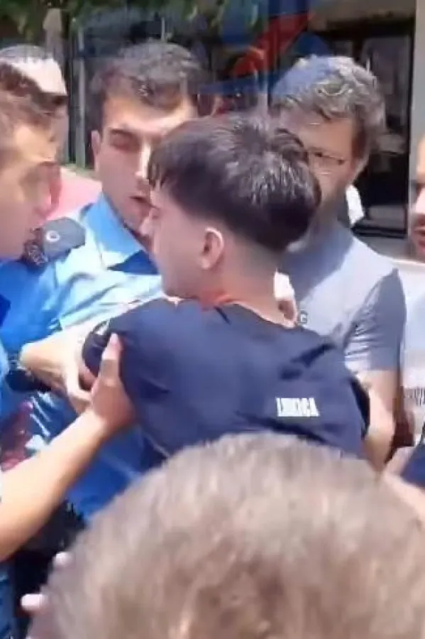 Situacija u Mitrovici i dalje napeta: Srbi traže pravdu za napadnutog maturanta