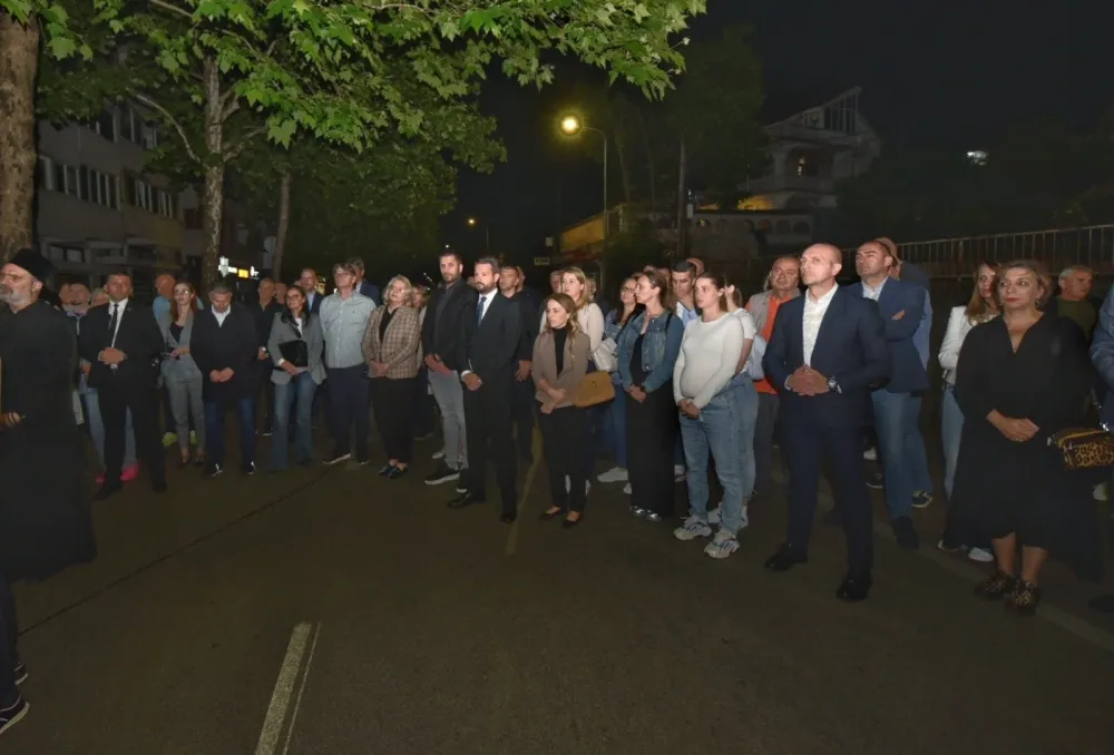 (FOTO/VIDEO) Zvaničnici, zaposleni i građani odali počast Du&scaron;ku Jovanoviću