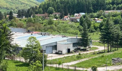 Поглед на затворене фабричке погоне у Андријевици