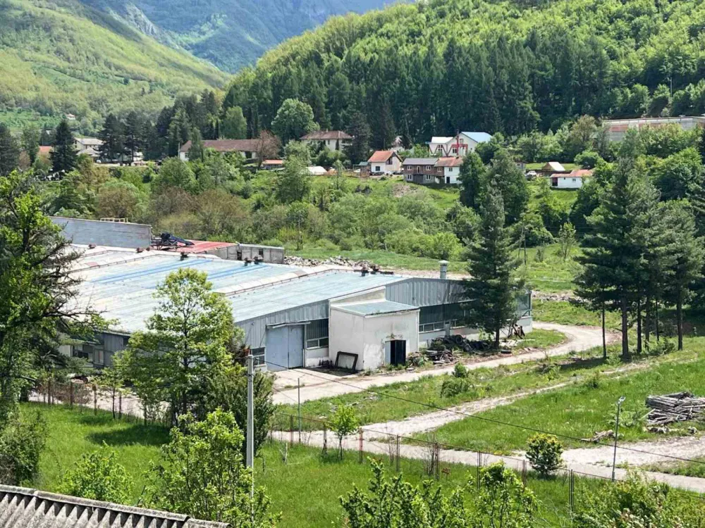 Поглед на затворене фабричке погоне у Андријевици