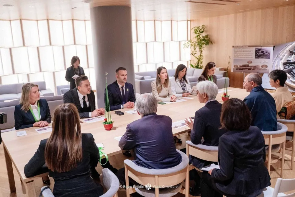 Spajić na službene puteve i sastanke vodi i ženu