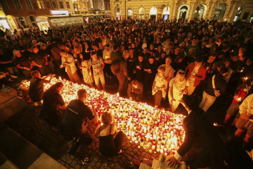 (FOTO) Dan nakon masakra u Gracu: Austrija u suzama, ispred &scaron;kole potresne scene, progla&scaron;ena trodnevna žalost