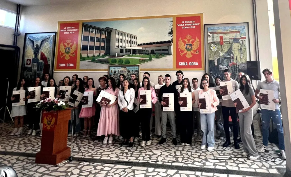 Među maturantima Gimnazije "Miloje Dobra&scaron;inović" zasijalo 40 "Luča"
