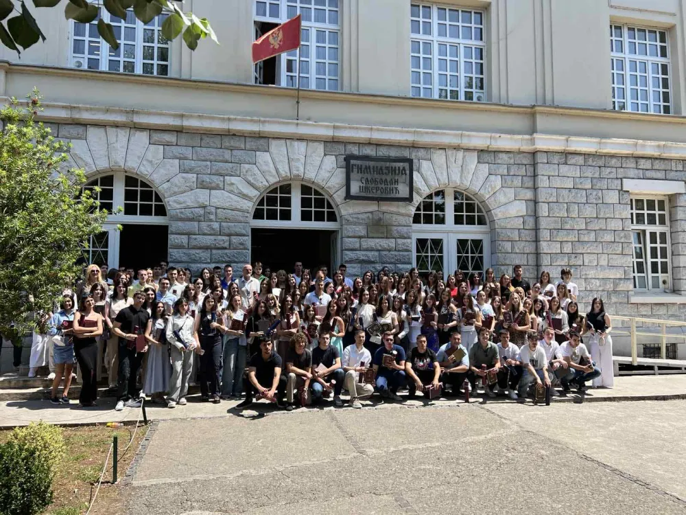 Gimnazija &bdquo;Slobodan &Scaron;kerović&rdquo; uručila diplome "Luča": &Scaron;koli za uspomenu ostavili osmijeh