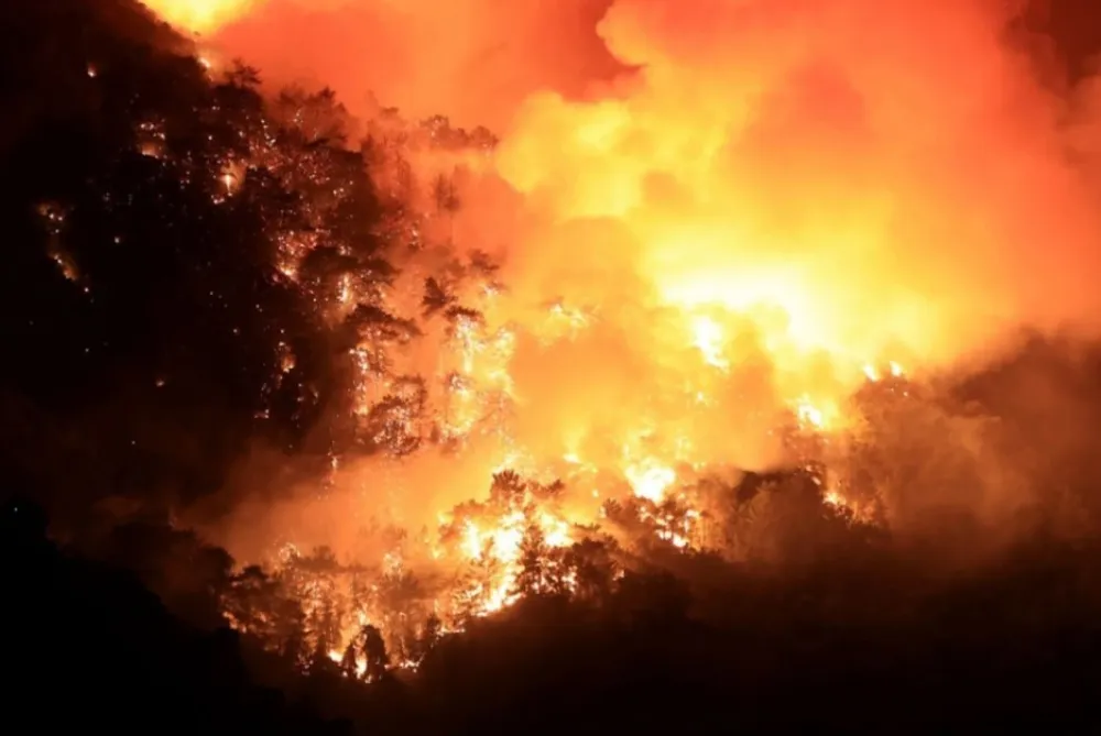 (VIDEO) Vi&scaron;e požara oko Brela u Hrvatskoj, vatrogasci na terenu