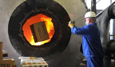 Paljenje zaplenjenih cigareta u Aluminijumskom kombinatu