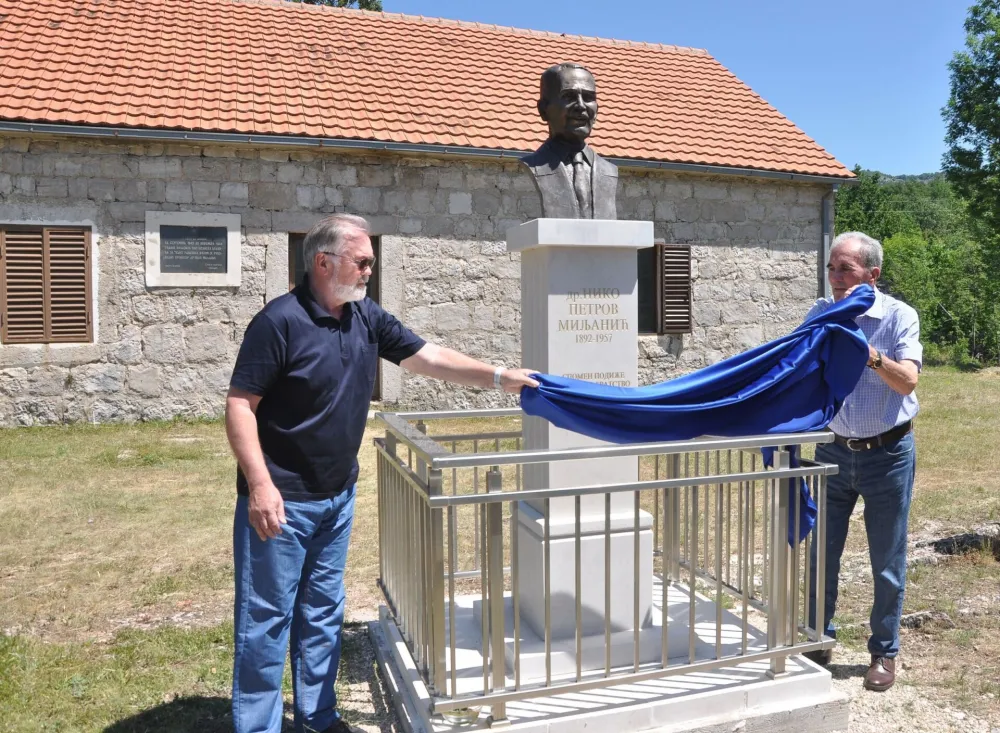 U Banjanima otkrivena bista dr Niku Miljaniću: Hirurg, vizionar i humanista čije ime će trajati koliko i medicina