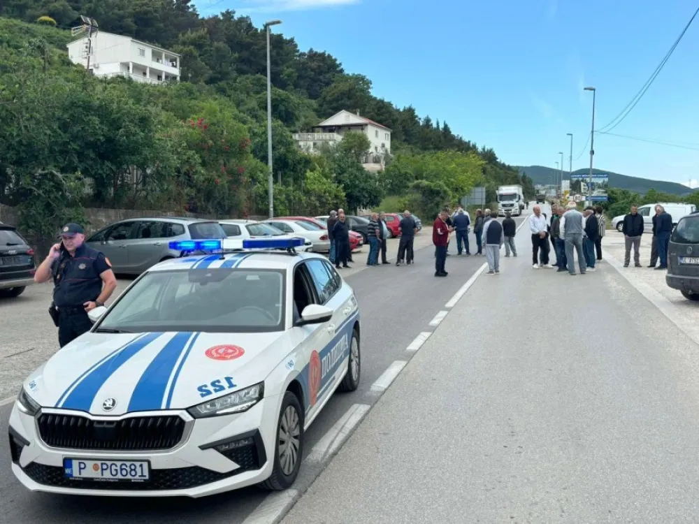 Ulcinj: Biv&scaron;i radnici solane blokiraju put na dva sata