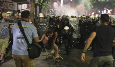 (FOTO/ VIDEO) Beograd: Policija intervenisala nakon protesta, bačeni suzavci i topovski udari, vi&scaron;e uhap&scaron;enih i povrijeđenih