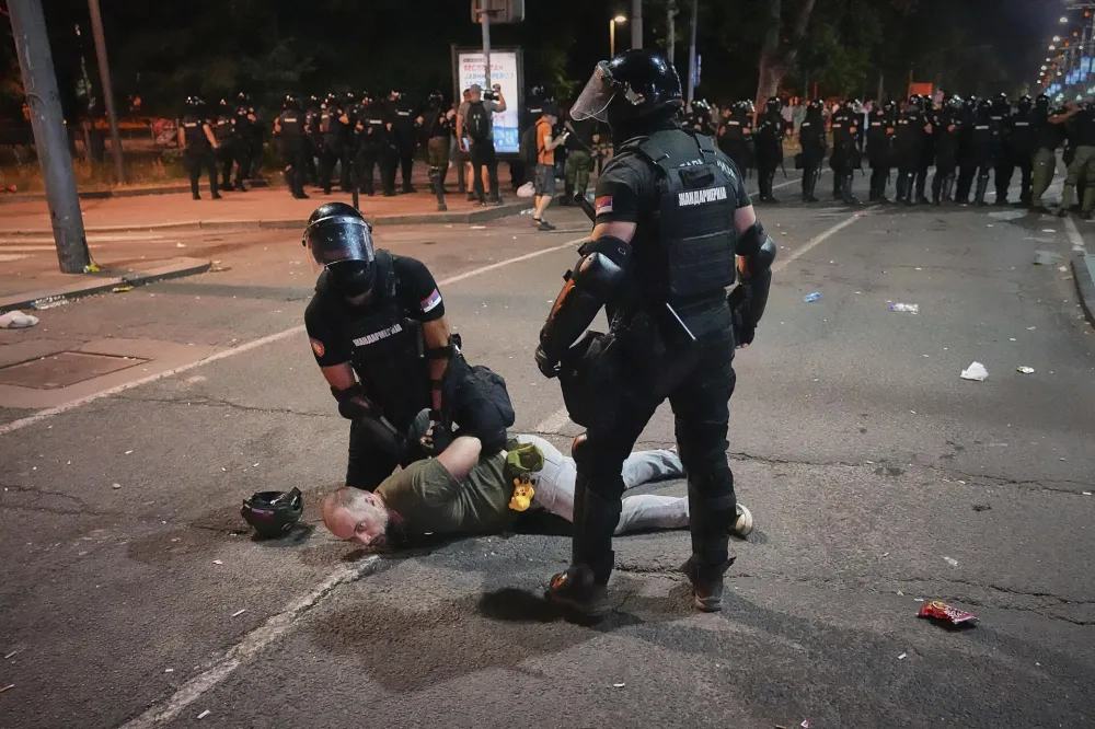 EK o Srbiji: Pravo na mirno okupljanje mora biti za&scaron;tićeno a policijska intervencija proporcionalna