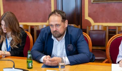 POSTOJAĆE CRNA GORA I BEZ DPS-A!Za poslanicu (DPS-a) Popović, bilo bi ljekovito u smislu politike, da prihvati nekoliko neupitnih činjenica:Crna Gora je postojala i prije DPS-a, preživjela je DPS i postojaće i nakon te partije. Odvojte već jednom državu od partije, slobodno&hellip;&mdash; Gordan Stojović (@filatelijan) June 30, 2025 
