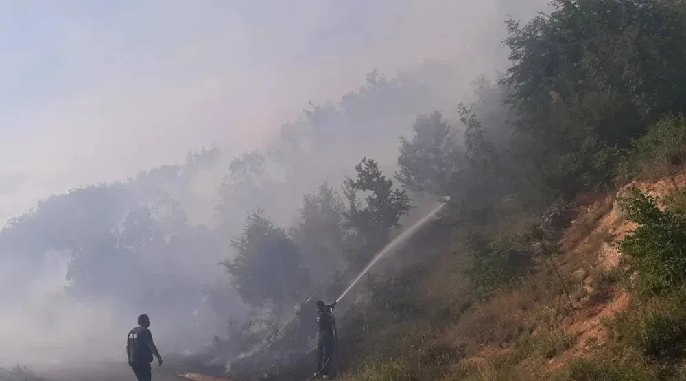 Požar na Obzovici i dalje aktivan, ekipe na terenu