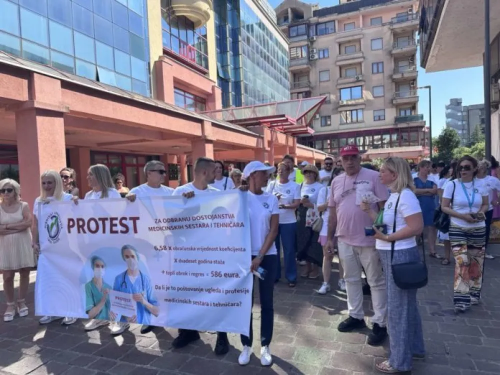 Protest ispred Ministarstva zdravlja: Traže povećanje plate za 15 do 20 odsto za kadar sa srednjom stručnom spremom