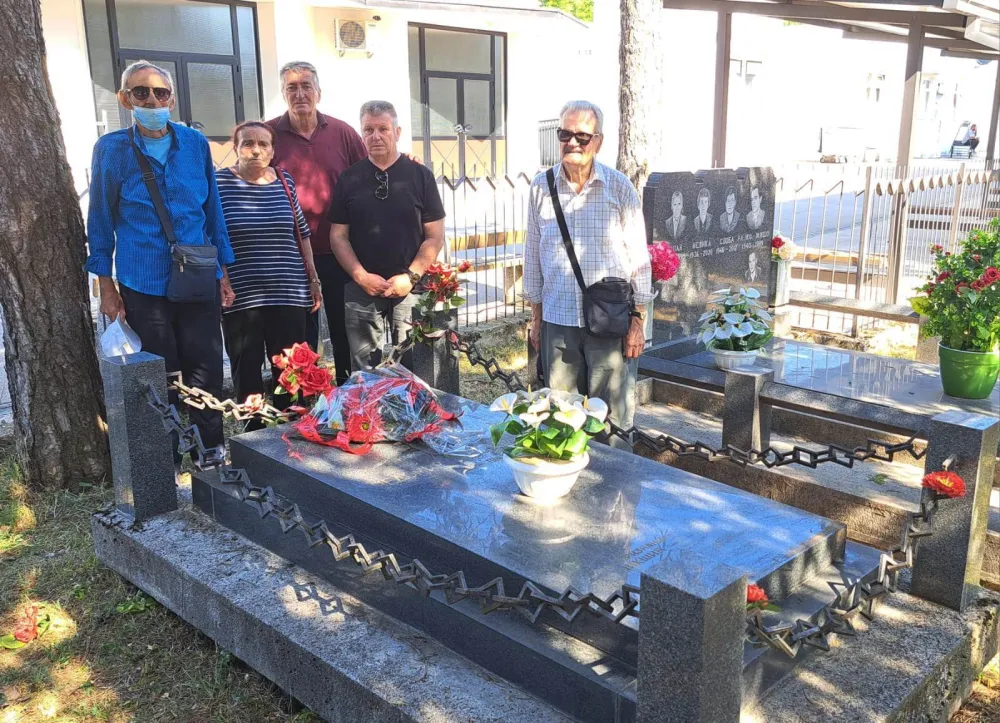 U Nik&scaron;iću obilježen Dan borca:&nbsp;Komunisti položili cvijeće na grob Ljuba Čupića