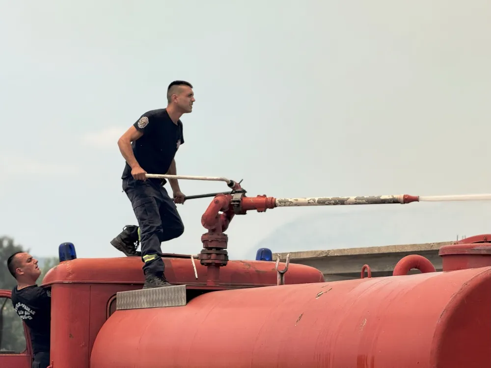 Vatrogasci u Botunu sačuvali kuću, avion gasio Stravče