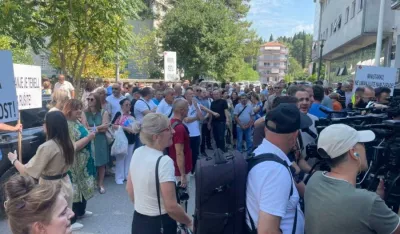 Protest prosvjetnih radnika, povodom novog obračuna zarada kojim će primanja dijelu prosvjetara biti umanjena, počeo je ispred Ministarstva prosvjete, nauke i inovacija.