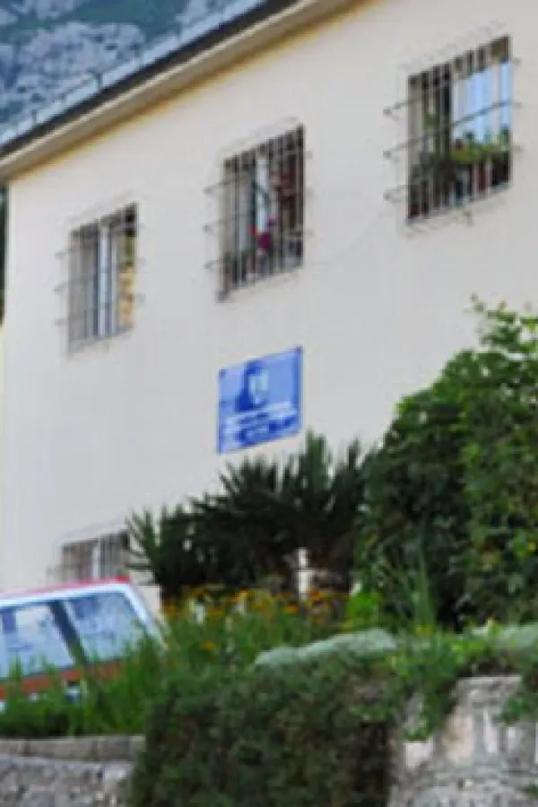 Uhap&scaron;en radnik obezbjeđenja bolnice za psihijatriju: Osuđenik iz Dobrote pu&scaron;ten na kupanje i na piće