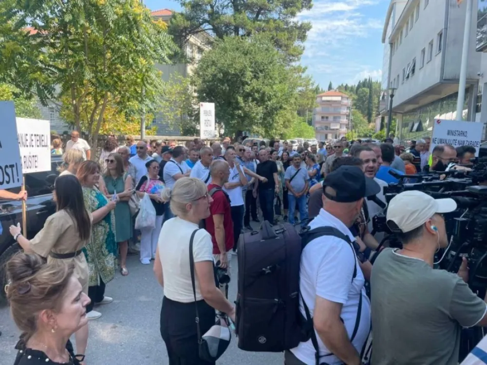 Prosvjetari poručili ministru da &scaron;tedi na funkcionerima: Novica Vuković kao u Alan Fordu daje onima koji već imaju