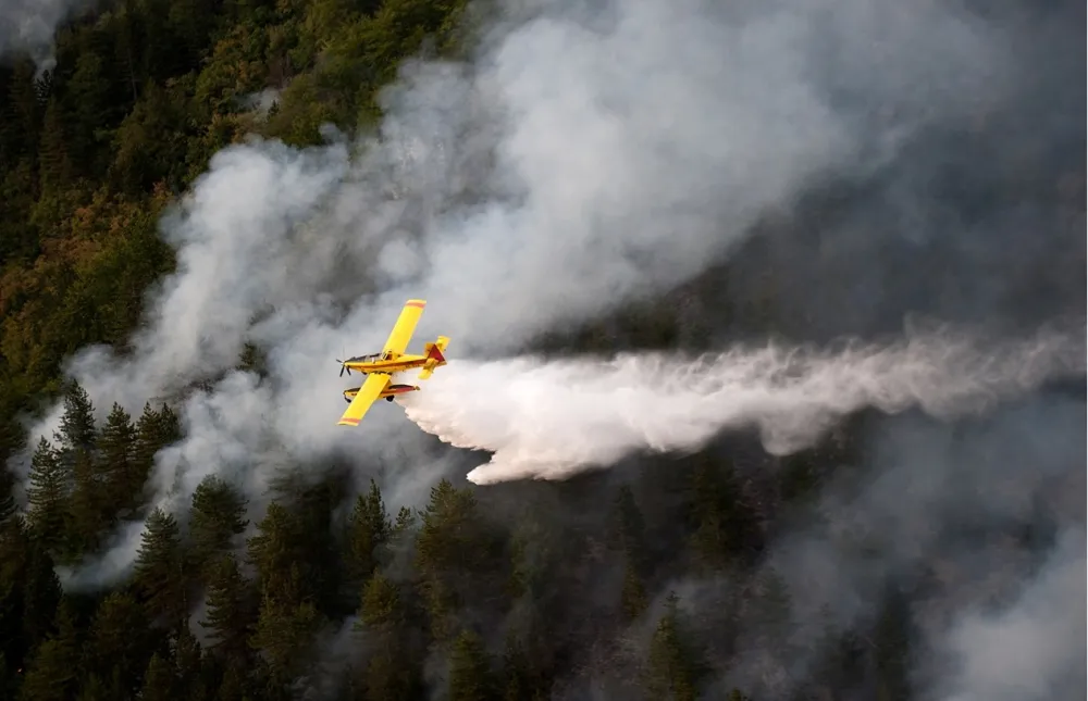 Vatre gase s jednim avionom i helikopterom
