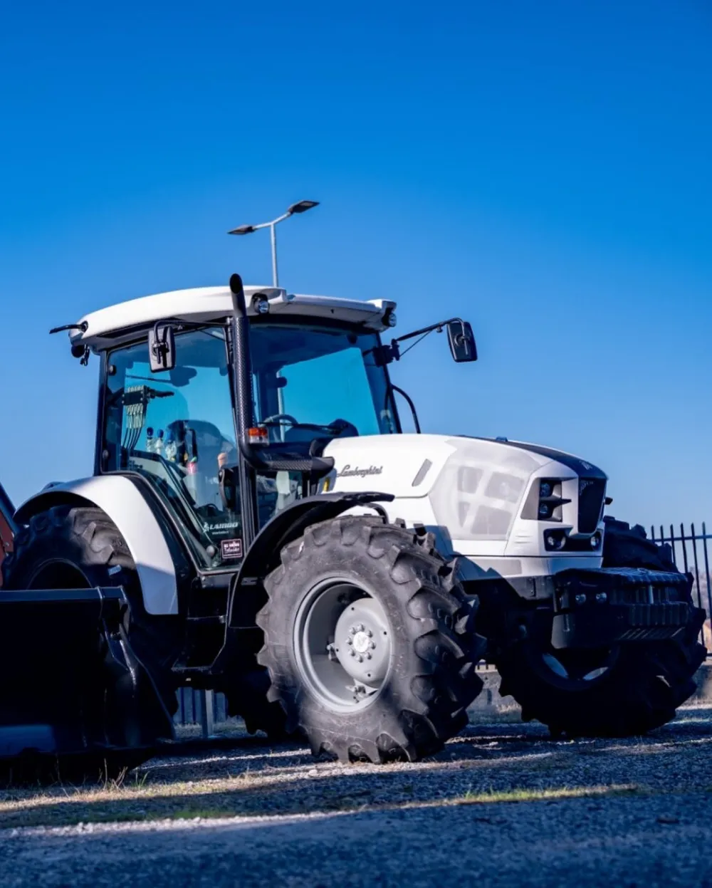 Traktor vraćen jer ne može da reže grane