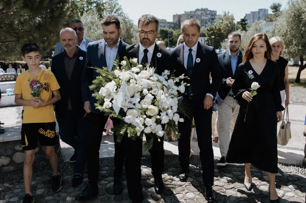 Delegacija Evropskog saveza položila vijenac u znak sjećanja na genocid u Srebrenici