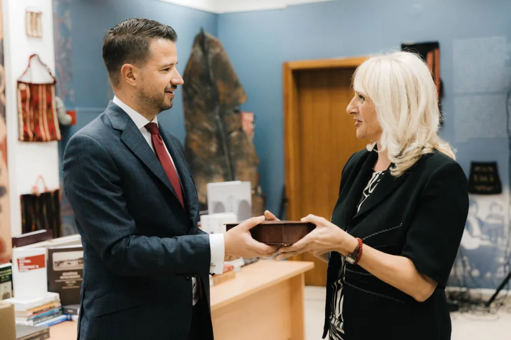 Milatović uručio donaciju Gradskoj biblioteci i čitaonici u Andrijevici: Crna Gora je zemlja knjige