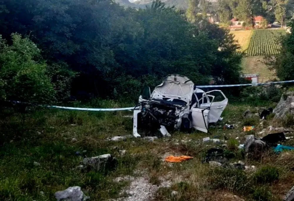 Saobraćajna nesreća kod Grahova/ - FOTO: SLUžBA ZA&scaron;TITE I SPA&scaron;AVANJA NIK&scaron;Ić