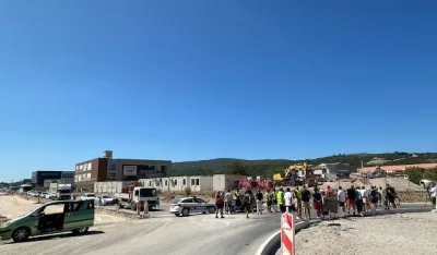 Na kružnom toku bulevara Jaz-Tivat održan protest mje&scaron;tana Grblja: Neće kamenolom u svom dvori&scaron;tu