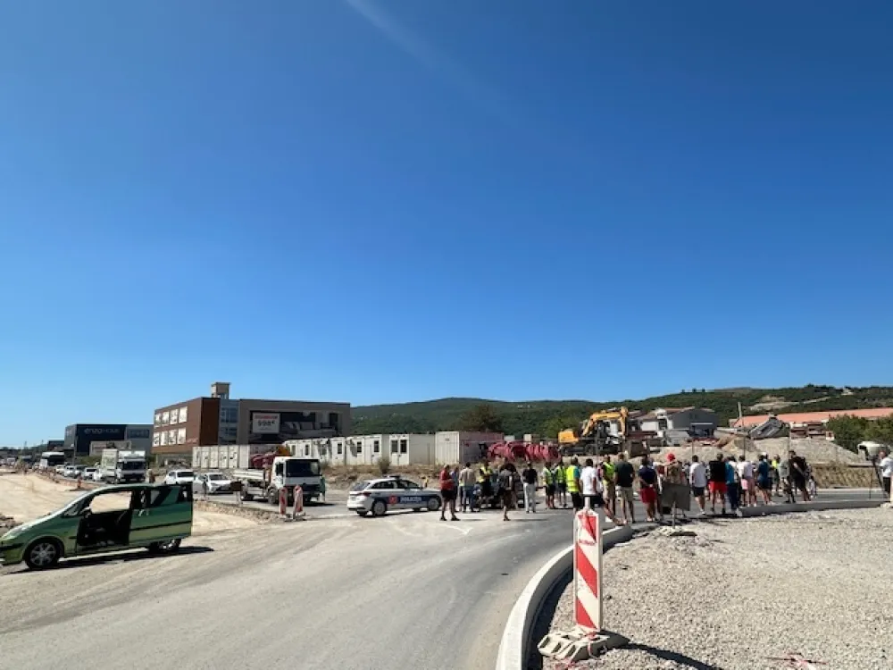 Na kružnom toku bulevara Jaz-Tivat održan protest mje&scaron;tana Grblja: Neće kamenolom u svom dvori&scaron;tu