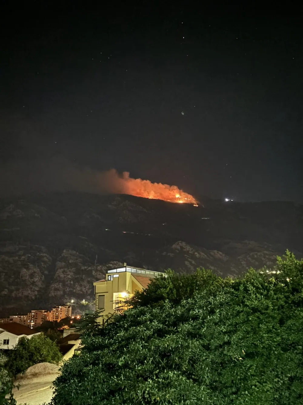 Vatrogasci se i dalje bore s požarom na Lovćenu