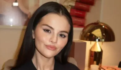 Bizarna torta Selene Gomez: Rođendanske svijećice zamijenila kiselim krastavcima