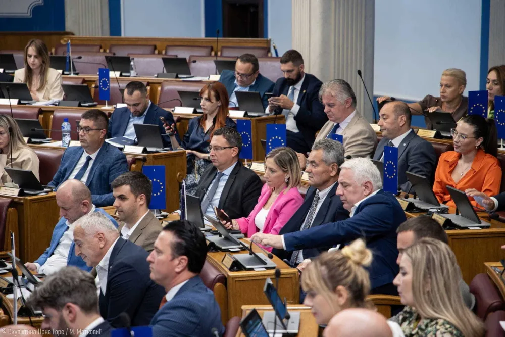 Politički lideri odložili izbore i "ućutkali" Ustav