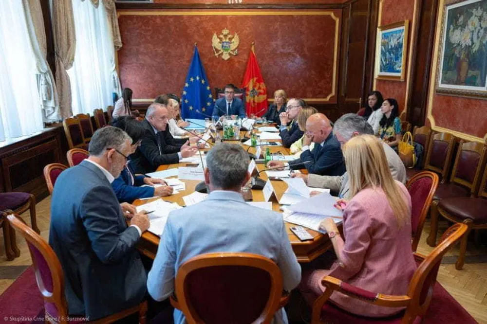 Nastavnici u učionici kao pantomimičari